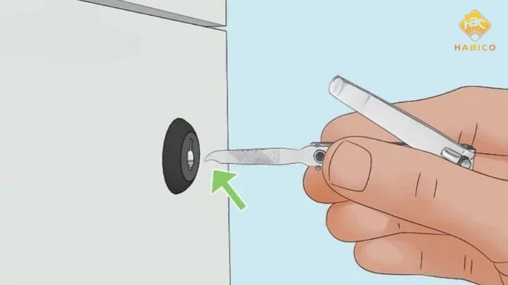 Cách Mở Khóa Tủ Gỗ Khi Bị Mất Chìa Bằng Bấm Móng Tay