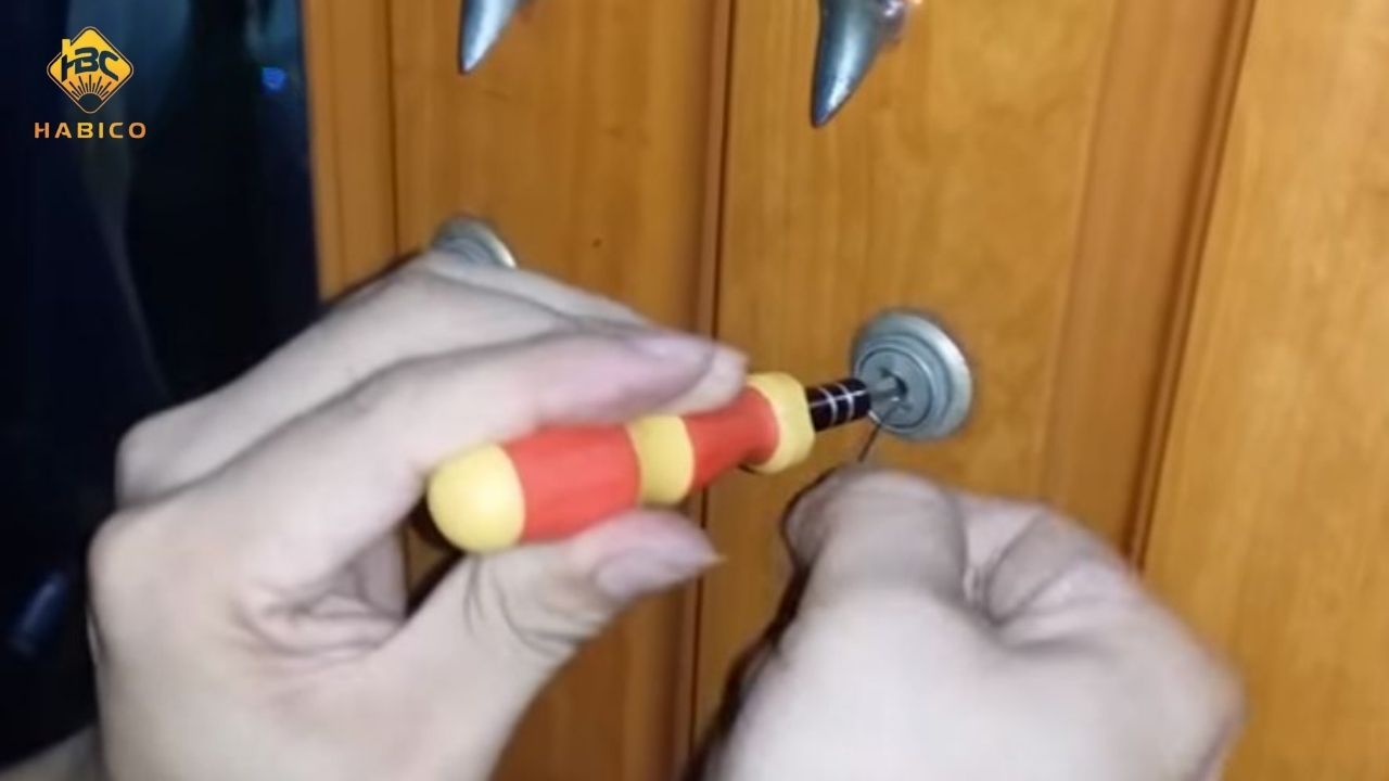 Cách Mở Khóa Tủ Gỗ Khi Bị Mất Chìa Bằng Tua Vít Dẹt Cách Mở Khóa Tủ Gỗ Khi Bị Mất Chìa Bằng Tua Vít Dẹt